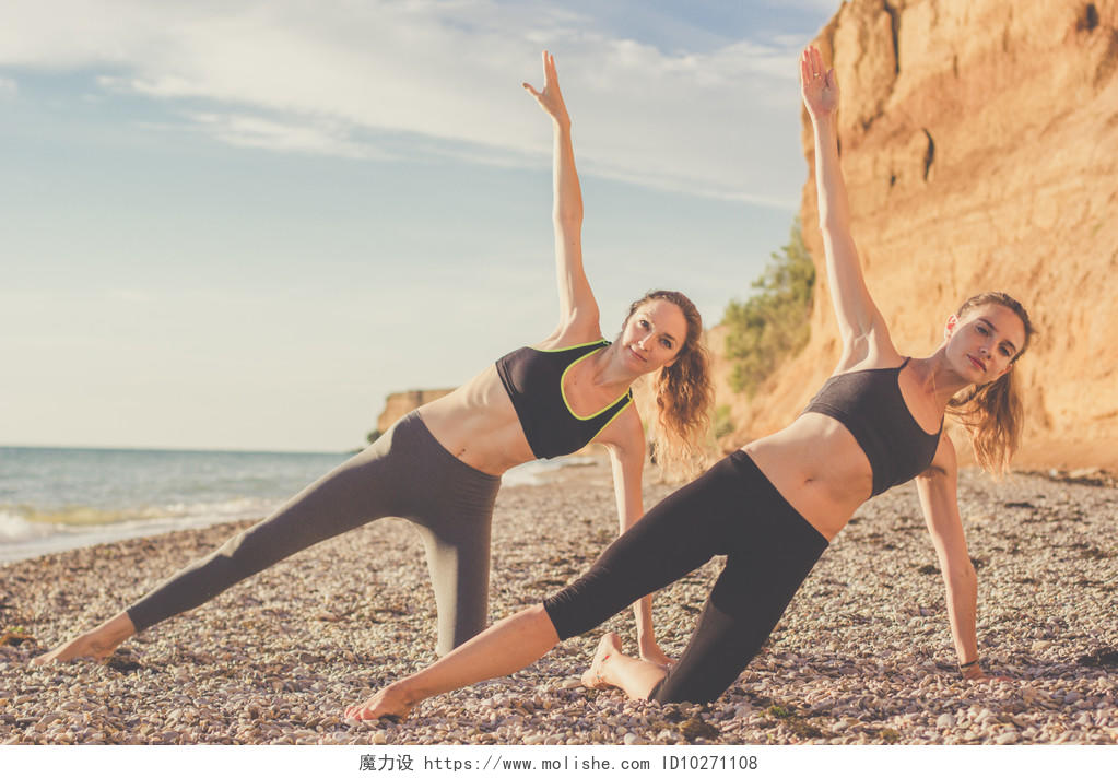 女人在沙滩做普拉提瑜伽普拉提户外瑜伽
